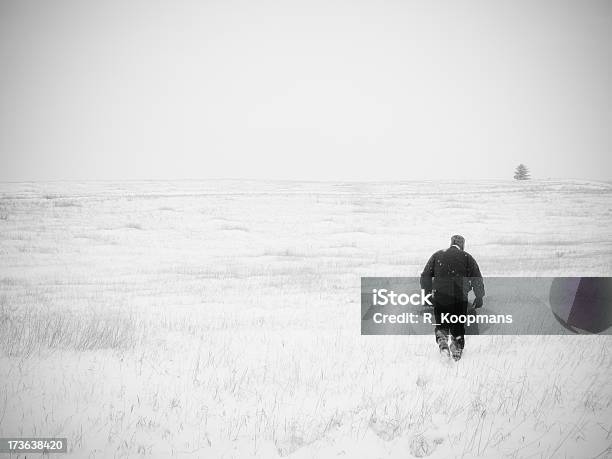 Потерянный — стоковые фотографии и другие картинки Далеко - Далеко, Исчезающая точка, Мужчины