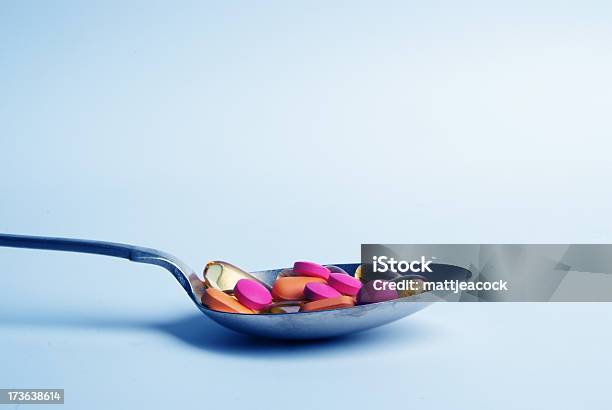 Uma Colher Cheia De Multicoloridas Comprimido Repousa Sobre Uma Superfície - Fotografias de stock e mais imagens de Alimentação Saudável