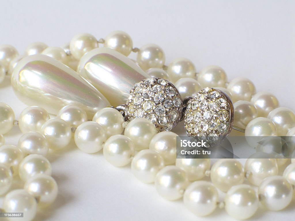Boucles d'oreilles et collier de perles - Photo de Beauté libre de droits