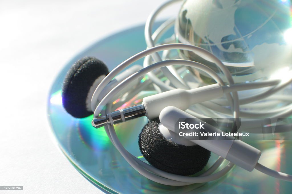 CD ROM 및 이어버드 (1 - 로열티 프리 세계지도 스톡 사진