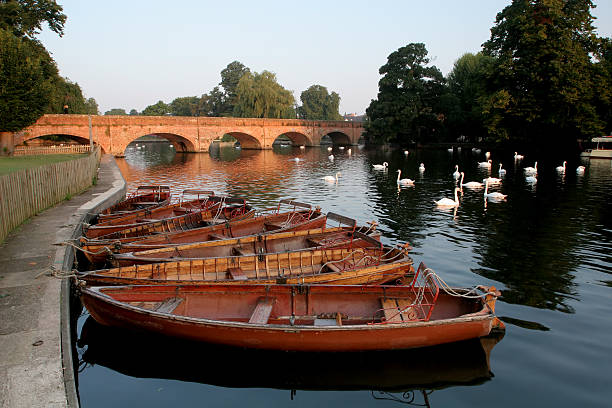 paseos en embarcaciones por el río avon - warwickshire fotografías e imágenes de stock