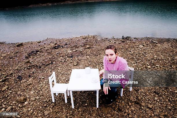 Foto de Hora Do Chá Piquenique Em Um Dia Chuvoso e mais fotos de stock de 20-24 Anos - 20-24 Anos, Abandonado, Adulto