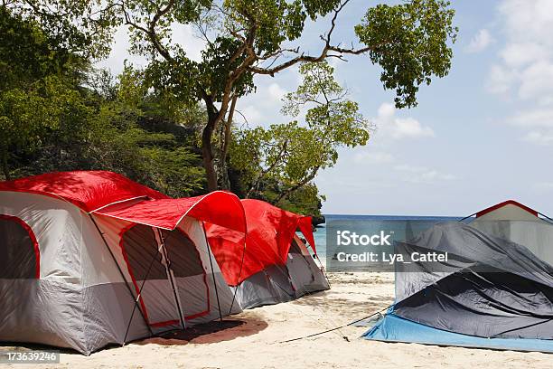 Photo libre de droit de Site De Camping 24 Heures Sur 24 banque d'images et plus d'images libres de droit de Mer des Caraïbes - Mer des Caraïbes, Tente, Arbre