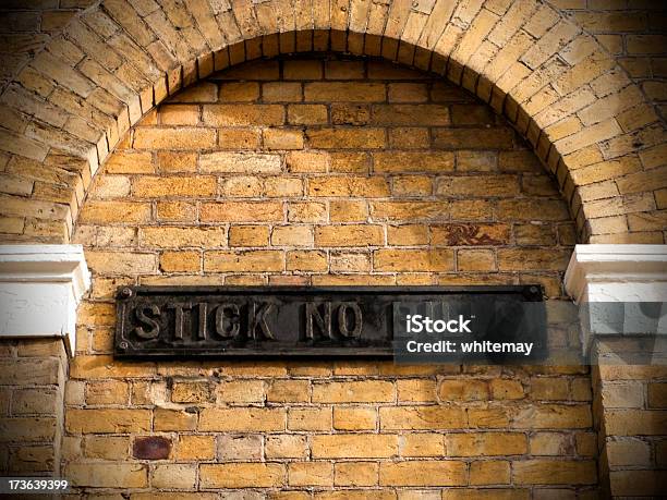 Tarjeta Antigua Señal De Calle Sin Facturas Foto de stock y más banco de imágenes de Aire libre - Aire libre, Anticuado, Arco - Característica arquitectónica