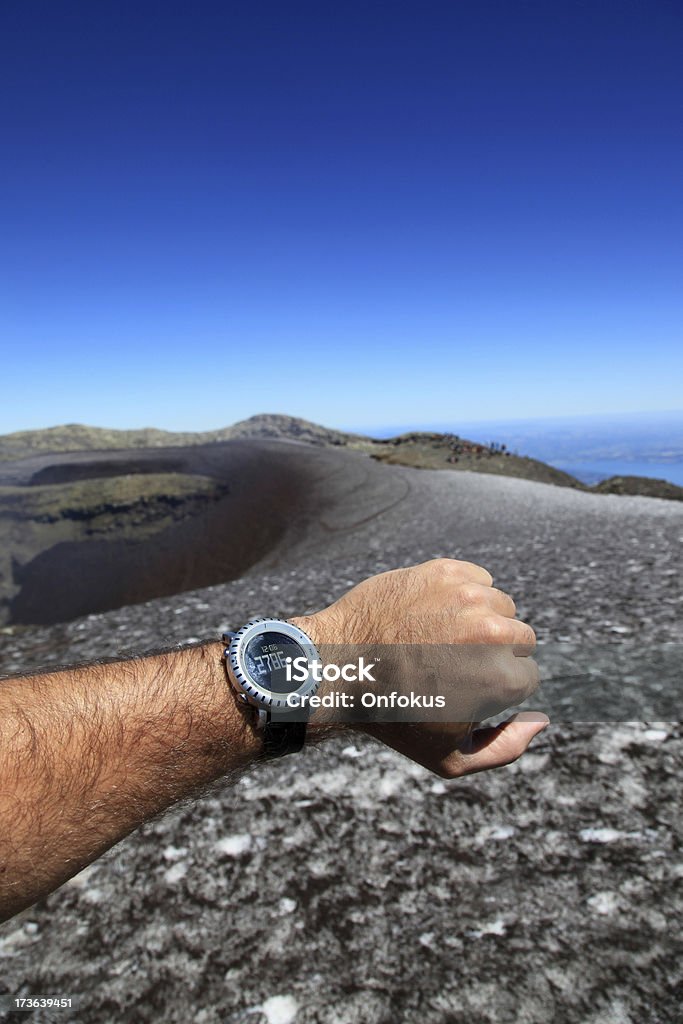 Bras humain montrant Altimeter au volcan Villarrica et Pucon, au Chili, Summit - Photo de Activité libre de droits
