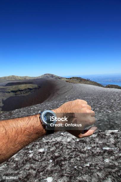 Braccio Umano Mostrando Altimeter Al Vulcano Villarrica E Pucon Cile Vertice - Fotografie stock e altre immagini di Alpinismo