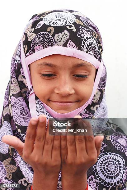 Foto de Menina Muçulmana e mais fotos de stock de Adolescente - Adolescente, Adolescentes Meninas, Arabesco - Estilo
