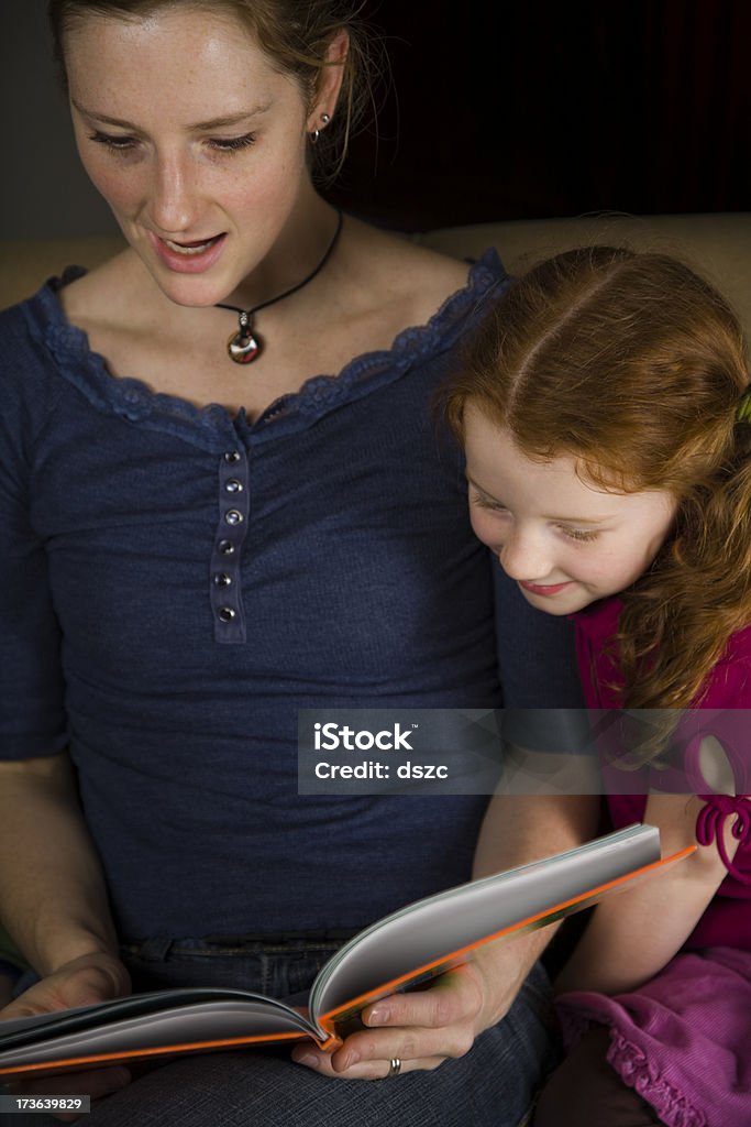 Junge Mutter lesen Gute-Nacht-Geschichte für Ihr kleines Mädchen - Lizenzfrei 4-5 Jahre Stock-Foto