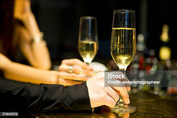Женщины С Шампанским — стоковые фотографии и другие картинки Алкоголь - напиток - Алкоголь - напиток, Бар - питейное заведение, Барная стойка