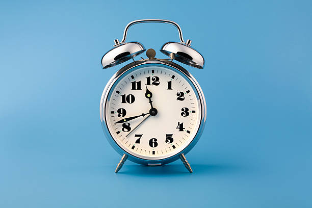 복고풍 알람 시계 - focus on foreground alarm clock deadline time 뉴스 사진 이미지