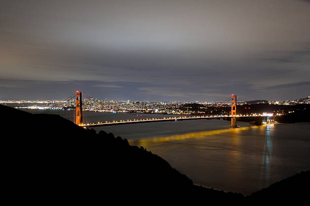 golden gate bridge bei nacht - san francisco county suspension bridge cityscape marin tower stock-fotos und bilder