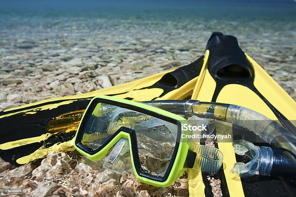 Желтый flippers, маска, ныряйте с маской и трубкой и море - Стоковые фото Адриатическое море роялти-фри