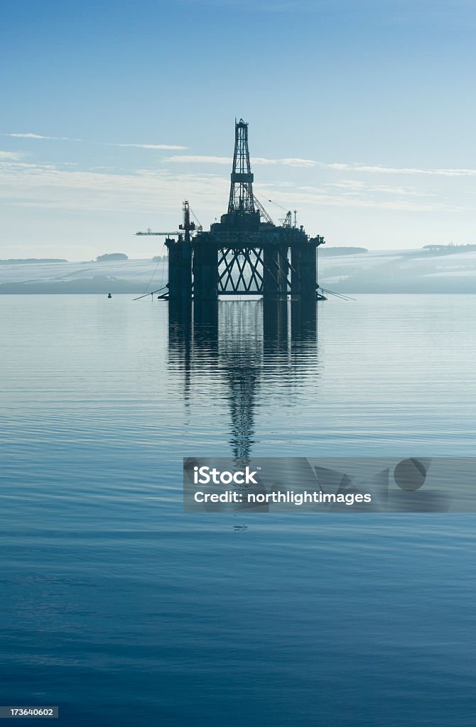 Impianto di perforazione petrolifera - Foto stock royalty-free di Piattaforma offshore