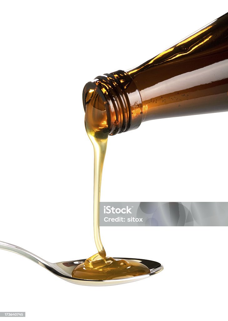 Фенхель honey сироп от кашля выливаются в ложка - Стоковые фото Ложка роялти-фри