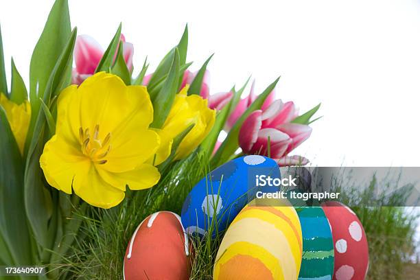 Tulipani E Uova Di Pasqua Dipinta A Mano - Fotografie stock e altre immagini di Arancione - Arancione, Arti e mestieri, Artigianato