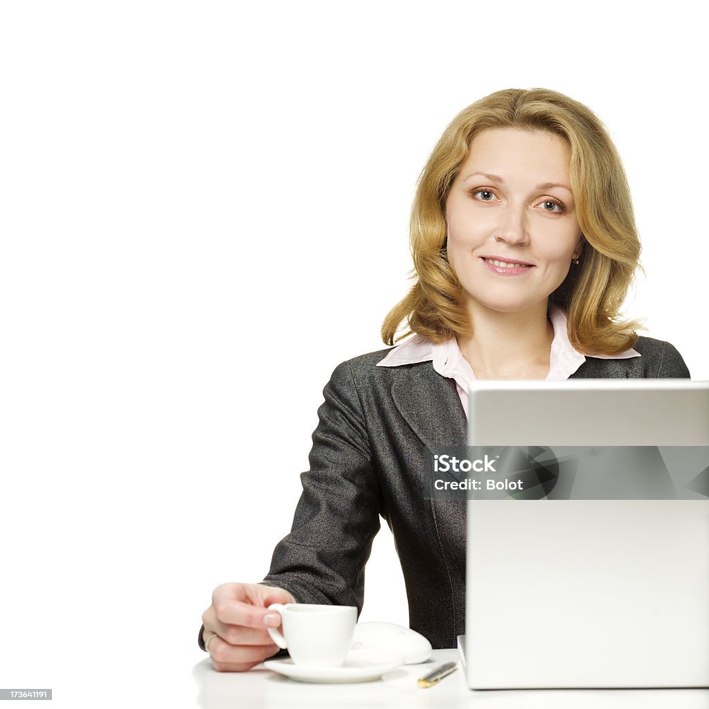 Mujer de negocios trabajando en la computadora portátil - Foto de stock de 20 a 29 años libre de derechos