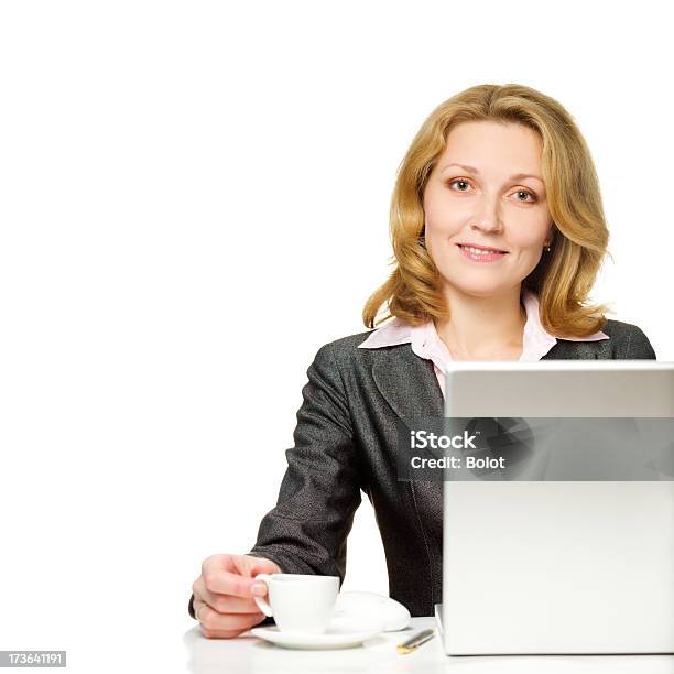 Mujer De Negocios Trabajando En La Computadora Portátil Foto de stock y más banco de imágenes de 20 a 29 años