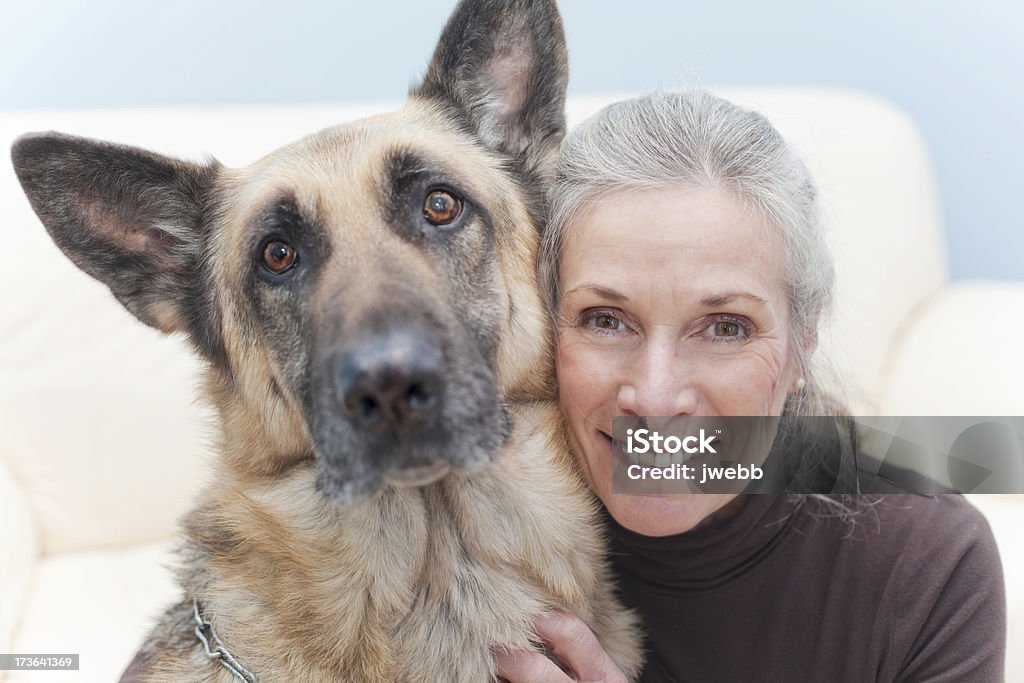 Séduisante Senoir Femme avec son chien - Photo de Adulte libre de droits