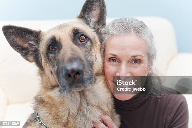 Photo libre de droit de Séduisante Senoir Femme Avec Son Chien banque d'images et plus d'images libres de droit de Adulte - Adulte, Adulte d'âge mûr, Animaux de compagnie