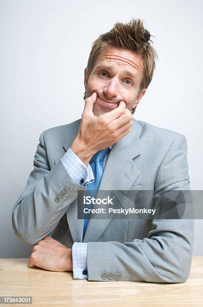 Empresário Ofício De Escritório Fazendo Um Sorriso Falsa - Fotografias de stock e mais imagens de Secretária - Mobília