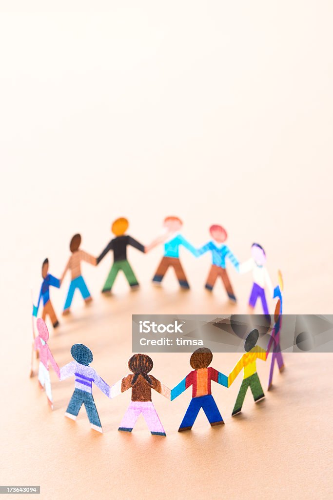 Pequeno grupo de diversas crianças jogando - Foto de stock de Círculo royalty-free