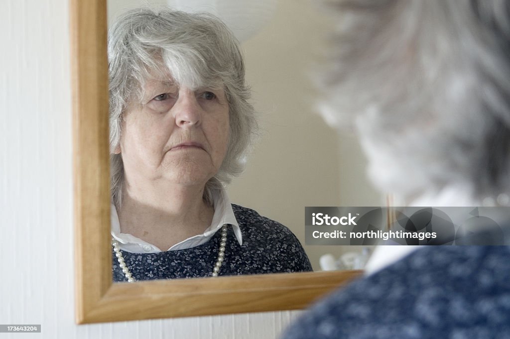Sênior mulher olhando no espelho - Foto de stock de Espelho royalty-free