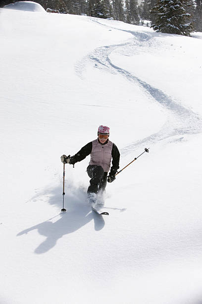 frau skifahren powder - telemark skiing stock-fotos und bilder