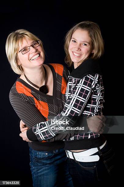 Madre E Figlia - Fotografie stock e altre immagini di Adolescente - Adolescente, Composizione verticale, Famiglia