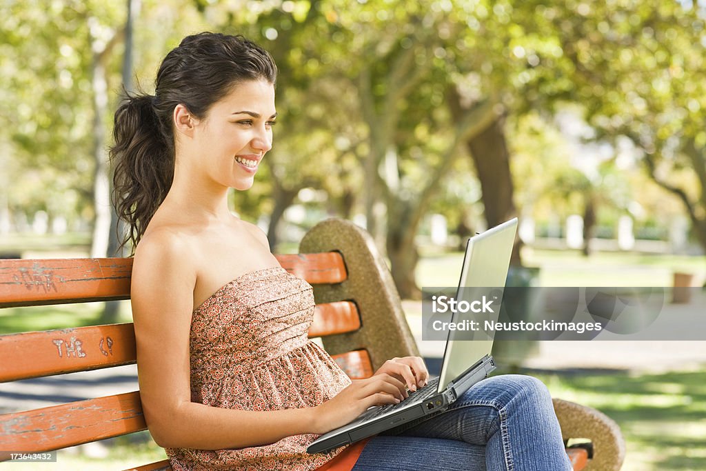 Jovem mulher usando laptop - Foto de stock de Aluno de Universidade royalty-free
