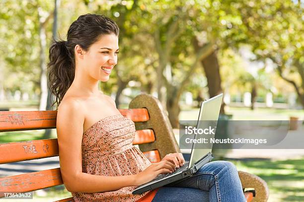 Foto de Jovem Mulher Usando Laptop e mais fotos de stock de Aluno de Universidade - Aluno de Universidade, Homem e Máquina, 20 Anos