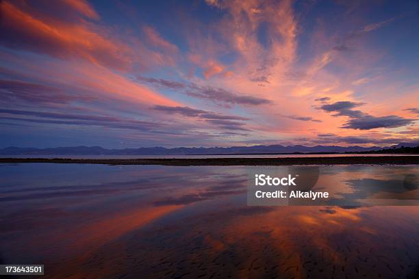 Bunte Wolken Reflexion Stockfoto und mehr Bilder von Bildhintergrund - Bildhintergrund, Blau, Bunt - Farbton