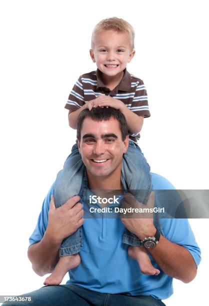 Joven Sonriente Padre Con Hijo En Los Hombros Fondo Blanco Aislado Foto de stock y más banco de imágenes de 2-3 años