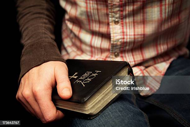 Mantener La Biblia Foto de stock y más banco de imágenes de 18-19 años - 18-19 años, 20 a 29 años, Adorador