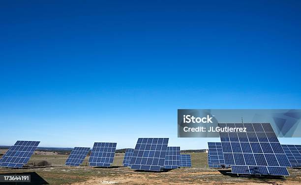 Central Eléctrica Solar Foto de stock y más banco de imágenes de Aparatos solares - Aparatos solares, Central eléctrica solar, Energía solar