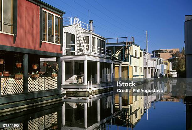 Houseboats On Lake Stock Photo - Download Image Now - Houseboat, Seattle, Floating On Water