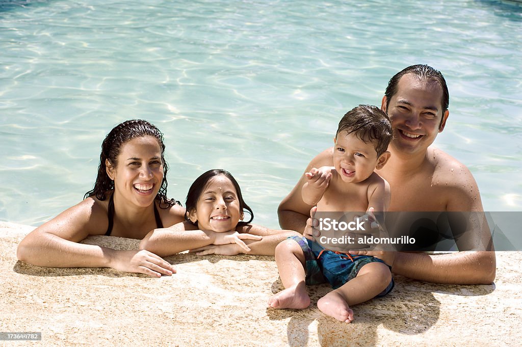 S'amuser en famille - Photo de Piscine libre de droits