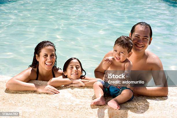 Photo libre de droit de Samuser En Famille banque d'images et plus d'images libres de droit de Piscine - Piscine, Famille, Activité de loisirs