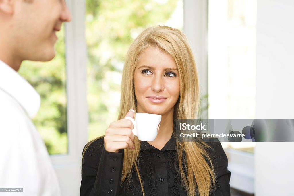Bellissima bionda giovane donna d'affari in pausa caffè - Foto stock royalty-free di Abbigliamento da lavoro
