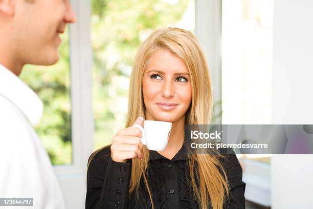 Bellissima Bionda Giovane Donna Daffari In Pausa Caffè - Fotografie stock e altre immagini di Abbigliamento da lavoro