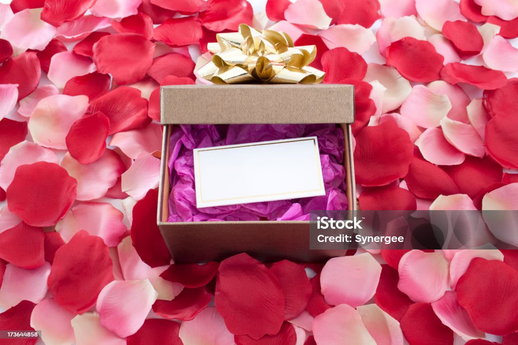 Caja de regalo con pétalos de rosa - Foto de stock de Abierto libre de derechos