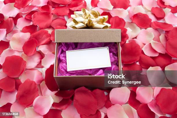 Caja De Regalo Con Pétalos De Rosa Foto de stock y más banco de imágenes de Abierto - Abierto, Abrir, Acontecimiento