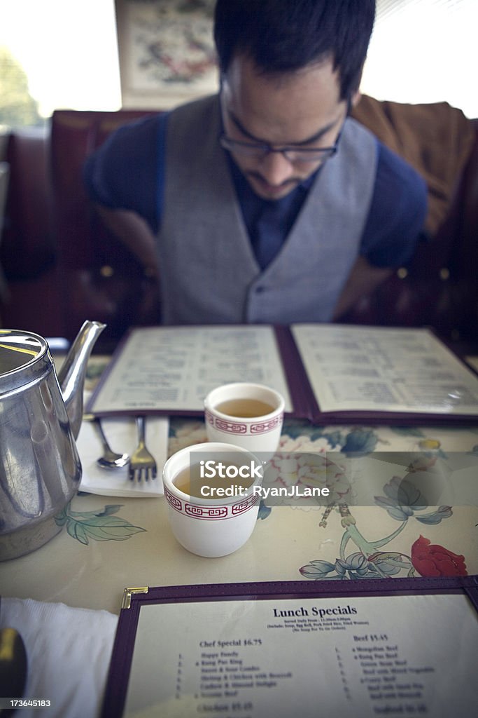 Jovem pedir comida em um restaurante de Menu - Foto de stock de Adulto royalty-free