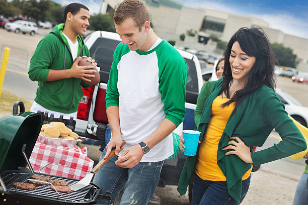 college fãs de futebol no estádio grilling/ir colado ao carro da frente - tailgate imagens e fotografias de stock