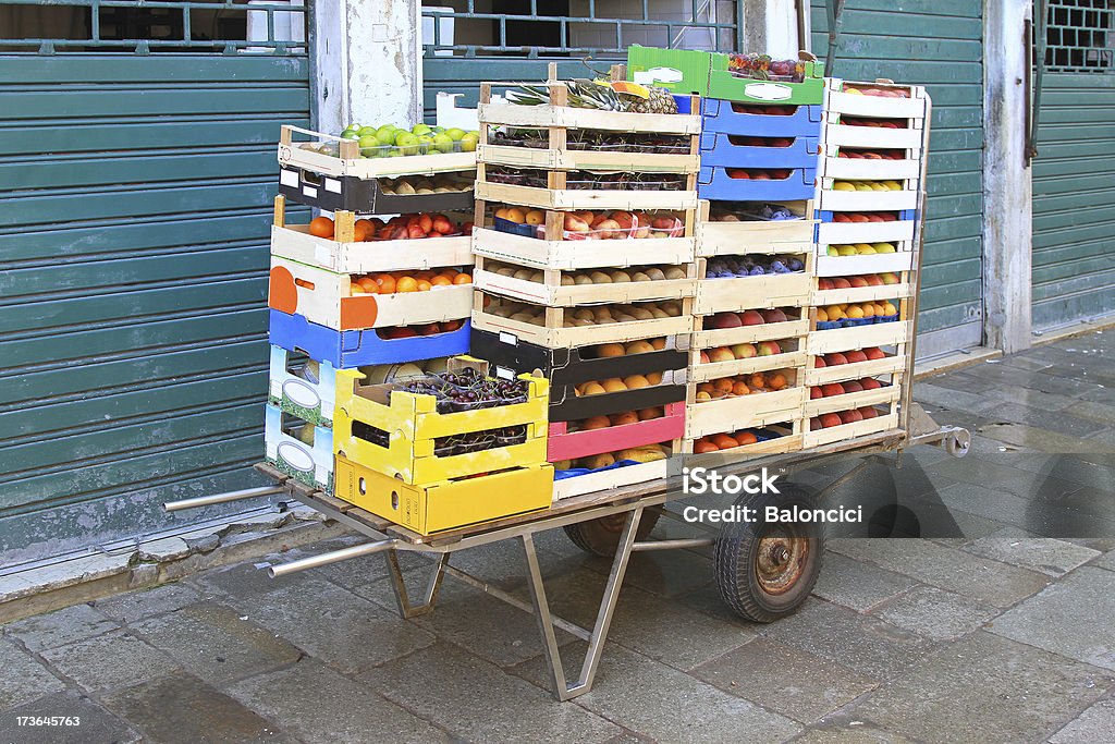 Carrinho de frutas - Foto de stock de Carrinho de puxar - Carrinho royalty-free