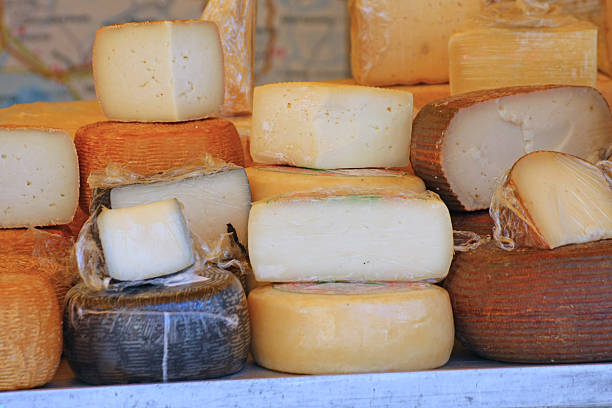 맛있는 수제 치즈 형태 판매 지역 시장에서 - milky cheese 뉴스 사진 이미지