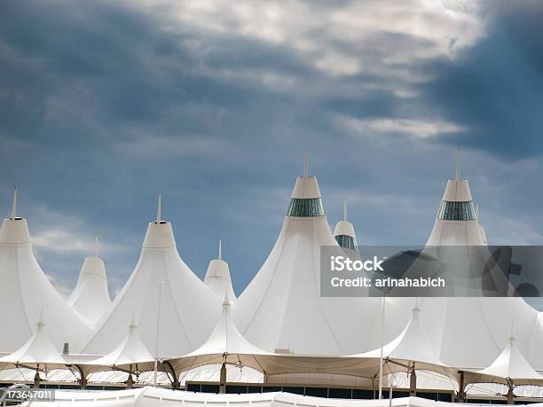 Aeropuerto Internacional De Denver Foto de stock y más banco de imágenes de Aeropuerto - Aeropuerto, Aeropuerto Internacional de Denver, Aire libre