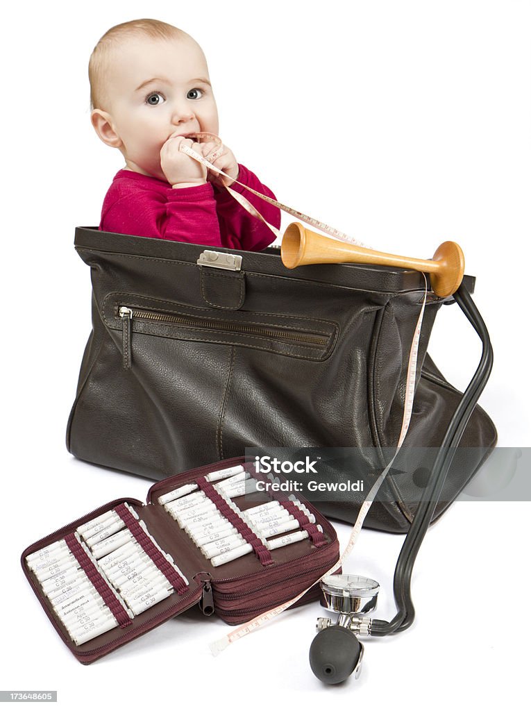 Junge Kind sitzt in midwifes Fall - Lizenzfrei 12-17 Monate Stock-Foto