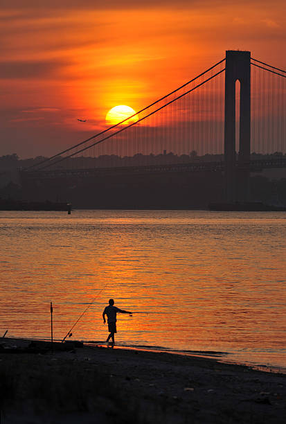 sonnenuntergang über den hudson river - cable stayed bridge staten island brooklyn new york city stock-fotos und bilder