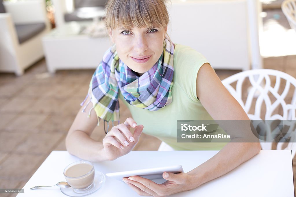 Mujer joven usando tableta Digital en Café - Foto de stock de 20 a 29 años libre de derechos