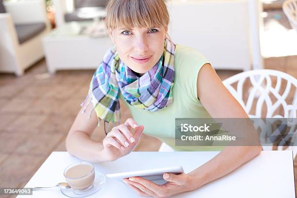 Mujer Joven Usando Tableta Digital En Café Foto de stock y más banco de imágenes de 20 a 29 años - 20 a 29 años, Actividad de fin de semana, Actividades recreativas